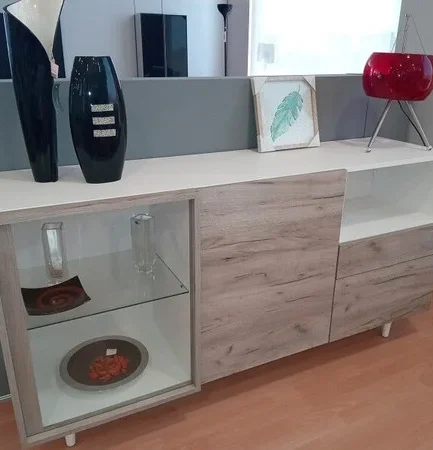 Aparador moderno de exposición en madera y blanco con vitrina de cristal y cajones