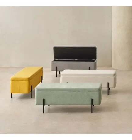 Banqueta Viena gris de 120 cm con compartimento de almacenaje oculto y patas metálicas negras.
