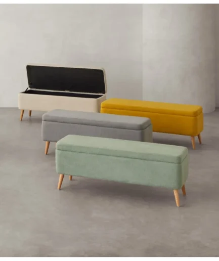 Banqueta Zurich beige de 120 cm con asiento tapizado, almacenaje oculto y patas de madera.