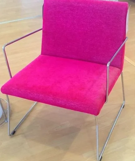 Butaca fucsia BTK 50PCT8 con brazos y estructura cromada de exposición