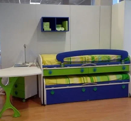 Dormitorio juvenil Moretti lacado al agua con dos camas, armario y escritorio