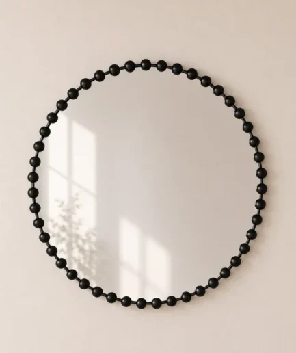Espejo Brescia negro de 81 cm de diámetro con marco metálico y detalles decorativos de pequeñas esferas.