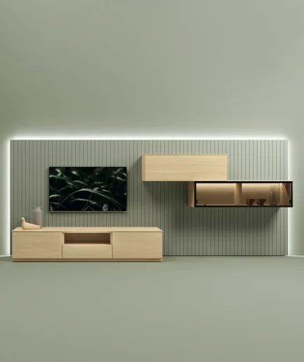 Composición de mueble TV Way Home con paneles alistonados, módulos cerrados, espacios abiertos y vitrina.
